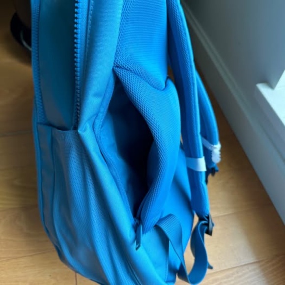 Away Brand  New Backpack 26L - Picture 9 of 11